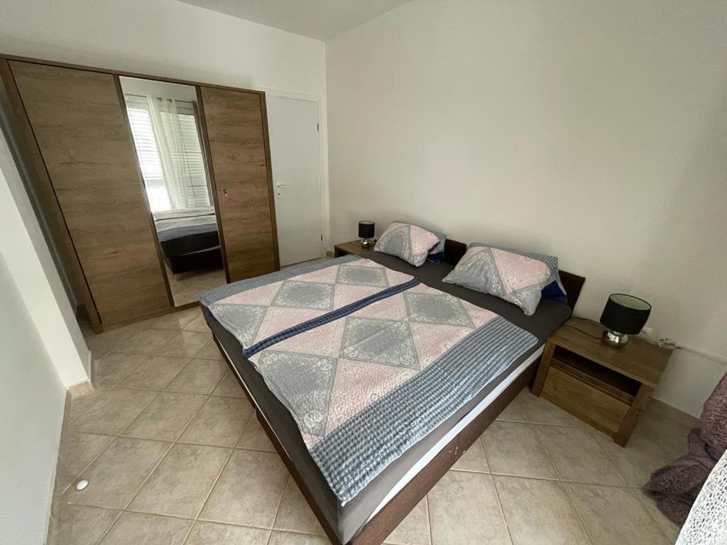 Apartmani Ira Vir Exteriör bild